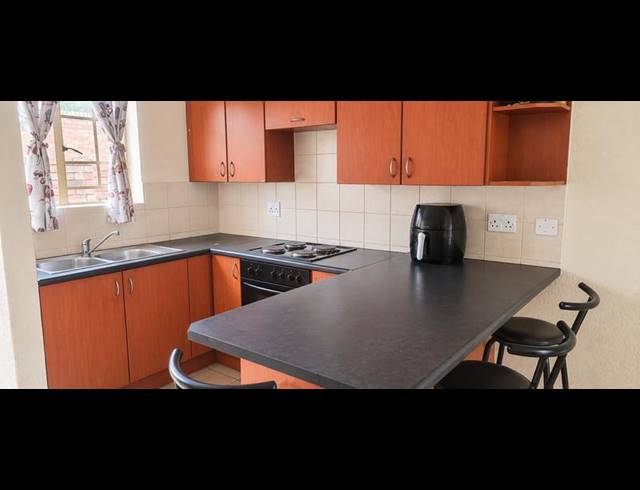 3 BEDROOM TOWNHOUSE FOR SALE IN HEUWELSIG ESTATE